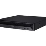 Ein schwarzer Wisenet-Digitalvideorecorder mit Lüftungsschlitzen, USB-Anschlüssen und Status-LEDs auf der Vorderseite.