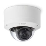 Eine weiße Überwachungskamera der Marke Bosch in Form einer Kuppelkamer.