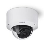 Kuppelüberwachungskamera von Bosch in weißer Gehäuse, montiert an einer Decke.