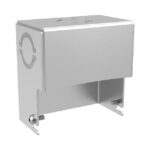 Ein silbernes, rechteckiges Metallgehäuse mit seitlichen Schraubbefestigungen.