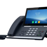 Ein modernes Tischtelefon mit großem Farbbildschirm und Tastenfeld.