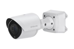Weiße Überwachungskamera der Marke Avigilon mit Wandhalterung.