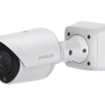 Außenüberwachungskamera der Marke Avigilon in weißer Farbe, montiert auf einer Halterung.