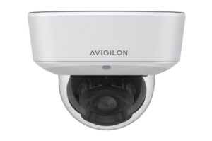 Eine weiße Überwachungskamera von Avigilon.