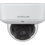 Überwachungskamera der Marke Avigilon in weißem Gehäuse.