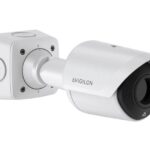 Weiße Überwachungskamera von Avigilon, seitliche Ansicht.