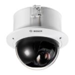 Eine Überwachungskamera von Bosch, montiert an einer weißen Halterung mit einer schwarzen, kuppelförmigen Abdeckung.