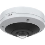 Fischaugen-Sicherheitskamera an einer Decke montiert, mit weißem Gehäuse und zentraler Linse.