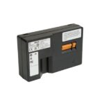 Ein schwarzer elektrischer Schaltkasten mit Etiketten und orangefarbenen Anschlussklemmen.