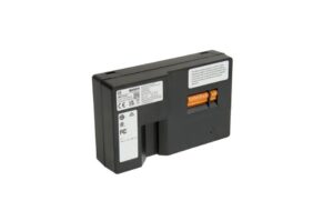 Ein schwarzer elektrischer Schaltkasten mit Etiketten und orangefarbenen Anschlussklemmen.
