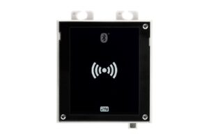 Ein schwarzes RFID-Kartenlesegerät mit Bluetooth-Symbol und zwei Befestigungslöchern oben.