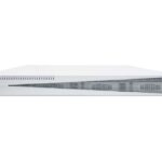 Ein weißer Avigilon Netzwerkrekorder mit Lüftungsgitter auf der Vorderseite.