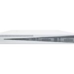 Ein weißes Netzwerkgerät von Avigilon mit grauer, perforierter Front.