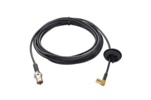 Ein schwarzes Koaxialkabel mit einer Anschlussbuchse und einem goldenen Winkelstecker.