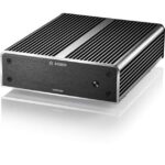 Ein schwarzes Bosch Videojet-Gerät mit Metallgehäuse steht auf einer glänzenden Oberfläche.