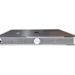 Ein Servergehäuse mit Avigilon-Logo auf der Vorderseite, gestaltet in einem flachen, rechteckigen Format mit belüftetem Gitter.