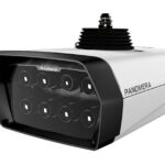 Überwachungskamera im rechteckigen Gehäuse mit mehreren Linsen und der Aufschrift "Panomera".