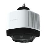 Eine Sicherheitskamera mit einem weißen, zylindrischen Gehäuse und schwarzem unteren Teil, ausgestattet mit mehreren Linsen.