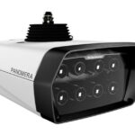 Eine weiße Überwachungskamera mit der Aufschrift "Panomera" und mehreren Linsen von Dallmeier.