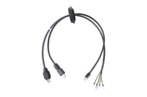 Ein Kabel mit mehreren Steckern und einem Gummi-Montagering.