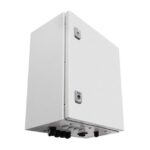 Weißer, rechteckiger Kasten mit Verschlüssen und Kabelanschlüssen an der Unterseite.