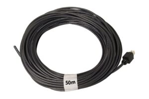 Ein schwarzes, aufgerolltes 50 Meter langes Kabel mit einem Stecker.