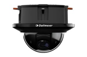 Schwarze, halbrunde Überwachungskamera mit der Aufschrift "Dallmeier".
