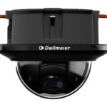 Kuppelförmige Sicherheitskamera von Dallmeier in Schwarz.