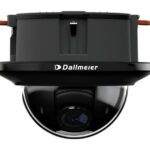 Eine schwarze Überwachungskamera von Dallmeier mit einem halbrunden transparenten Gehäuse.