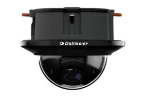 Eine Überwachungskamera von Dallmeier mit schwarzem Gehäuse und Glaskuppel.