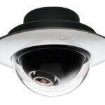 Kuppelförmige Überwachungskamera an Decke montiert.