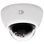 Eine weiße Dome-Überwachungskamera mit dunklem Glasgehäuse und einem stilisierten Logosymbol darauf.