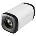 Eine weiße, rechteckige Überwachungskamera mit schwarzem Rand und Objektiv, markiert mit "Dallmeier".