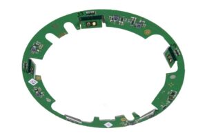 Ein runder grüner Platinenring mit elektronischen Komponenten und mehreren Aussparungen.