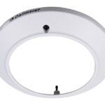 Weißer, runder Montageadapter mit dem Schriftzug "Dallmeier".