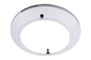 Weißer, runder Montageadapter mit dem Schriftzug "Dallmeier".