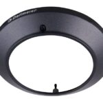 Ein runder, grauer Metallrahmen mit der Aufschrift "Dallmeier".