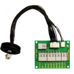 Eine grüne Leiterplatte mit mehreren elektrischen Komponenten und Kabeln, die zu einem schwarzen Anschluss führen.