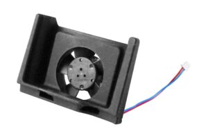 Schwarzer Lüfter mit zwei Drähten in Blau und Rot, an einem weißen Stecker angeschlossen.
