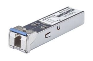 Ein rechteckiges, metallisches SFP-Modul mit einem optischen Anschluss und einem Etikett mit technischen Details.