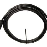 Ein schwarzes HDMI-Kabel mit zwei Steckern, das aufgerollt ist und auf einem weißen Hintergrund liegt.