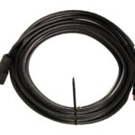 Ein aufgerolltes schwarzes HDMI-Kabel mit zwei HDMI-Steckern.