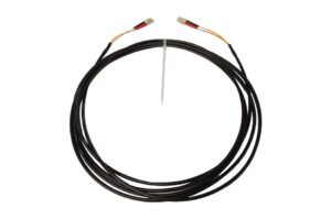 Ein langes schwarzes Kabel mit zwei Steckverbindern an den Enden, aufgerollt mit einem Kabelbinder.
