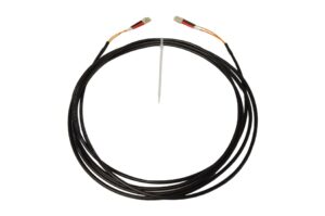 Ein schwarzes Kabel mit Steckverbindern an beiden Enden, spiralförmig um eine weiße Kunststoffhalterung gewickelt.