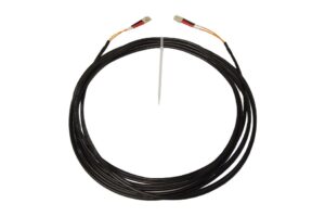 Langes schwarzes Kabel mit Steckverbindungen an beiden Enden, aufgerollt und mit einem weißen Kabelbinder gesichert.