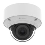 Eine Überwachungskamera in einem weißen Gehäuse von der Marke Hanwha.