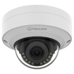 Eine Überwachungskamera von Hanwha in einem weißen Gehäuse.