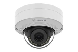 Eine Überwachungskamera von Hanwha in einem weißen Gehäuse.