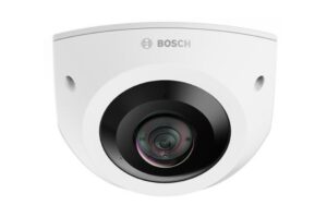 Kuppelförmige Überwachungskamera der Marke Bosch mit weißem Gehäuse.