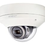 Eine Wisenet-Überwachungskamera in einer weißen kuppelförmigen Gehäuse.